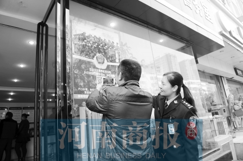 市民正在掃描二維碼，加關(guān)注