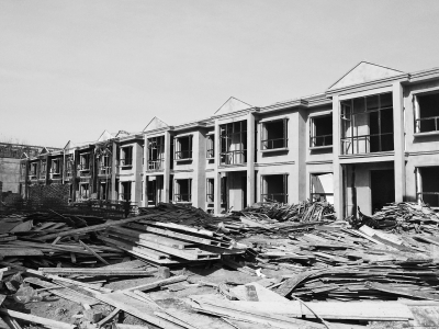 別墅群現(xiàn)場，工人正在施工，部分建筑已經(jīng)封頂。