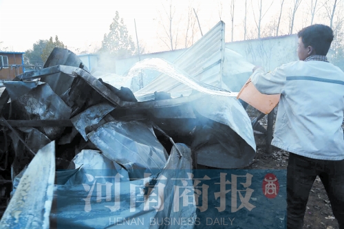 還有零星的火苗沒滅，有人在拿水澆