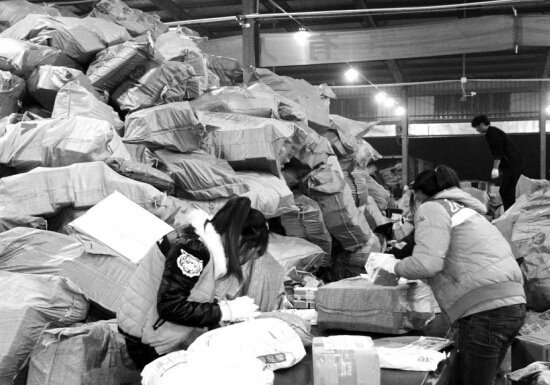 “雙十一”過后快遞業(yè)迎來投遞高峰，鄭州一家快遞公司網點內，快遞堆積如山，分揀員24小時不間斷工作