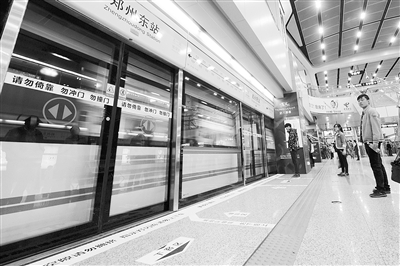 地鐵站內電梯、車門處均貼有安全提示標識。