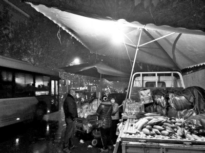 馬路上的公交車(chē)與占道經(jīng)營(yíng)的小貨車(chē)“擦身而過(guò)”