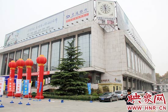 11月28日，記者從鄭州市政府獲悉，河南省人民會(huì)堂決定拆除違法存在10多年的巨型樓頂廣告。