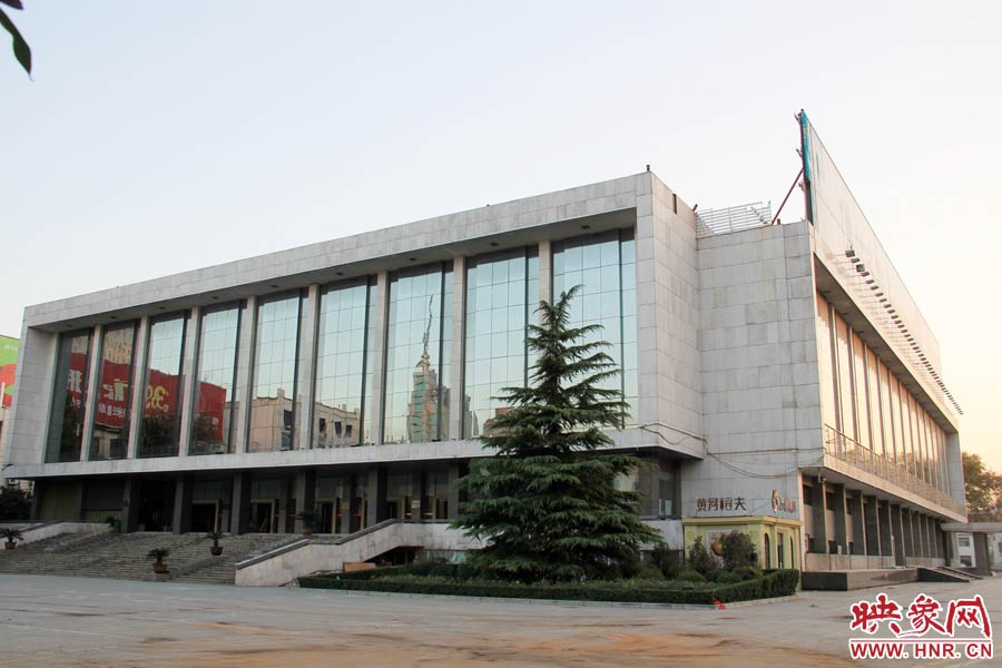 省人民會堂樓頂西側(cè)的廣告牌已經(jīng)全部拆除完畢，現(xiàn)場的施工人員和機械設(shè)備已經(jīng)全部撤離。