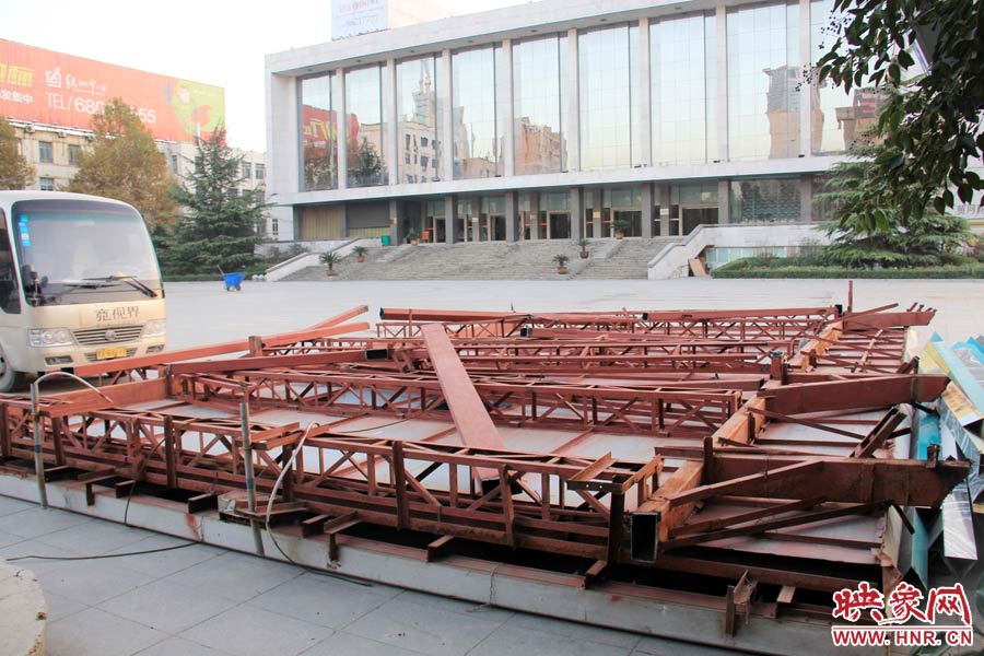 受天氣影響，拆除工作暫時中止。