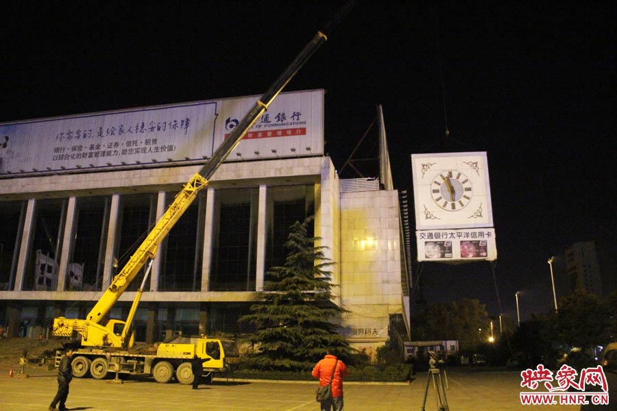 23點左右，位于樓頂東南角的第一塊牌被卸掉。