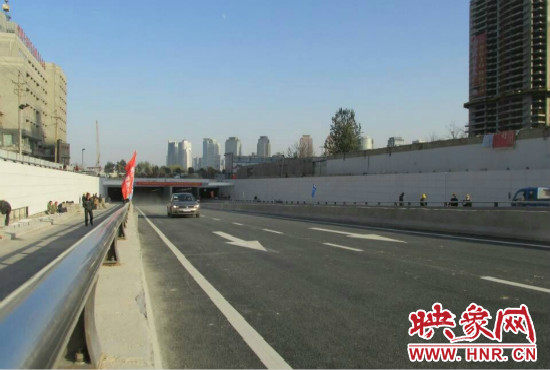 紅專路下穿中州大道隧道工程西起紅專路與姚寨路交叉口，東至紅專路與龍湖外環(huán)路交叉口。