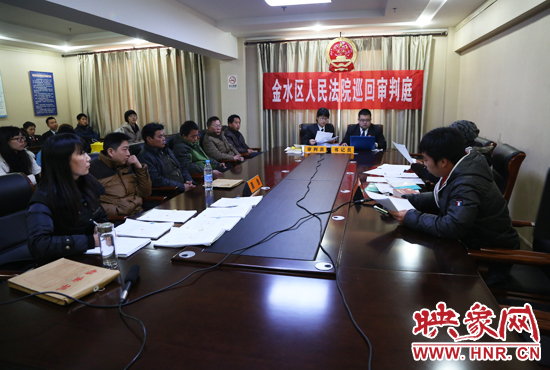 12月2日上午9點，鄭州市金水區(qū)法院將法庭搬到了經(jīng)八路辦事處，并案審理了這6起勞務糾紛案件。