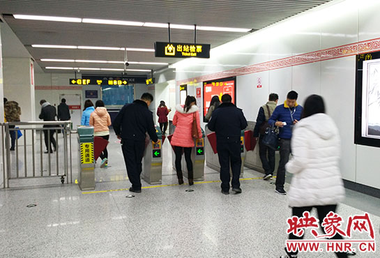 出站閘機(jī)口并沒(méi)有地鐵工作人員。