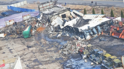 事故汽車站內(nèi),不少車輛被燒得面目全非。