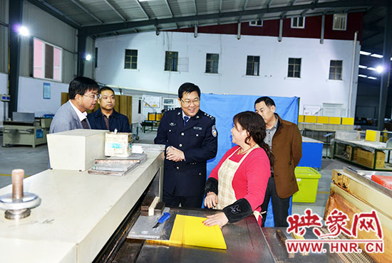 政委陳兆甲深入企業(yè)走訪，了解企業(yè)生產(chǎn)及周邊治安狀況。
