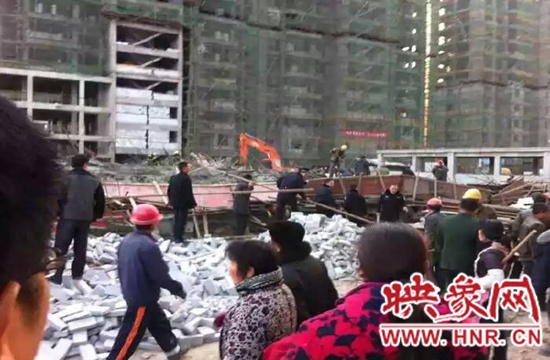 圖為事故現(xiàn)場情況，當(dāng)?shù)厝罕姽﹫D。