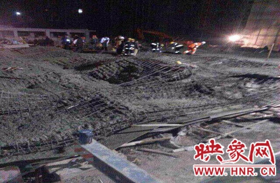 圖為事故現(xiàn)場情況，當(dāng)?shù)厝罕姽﹫D。