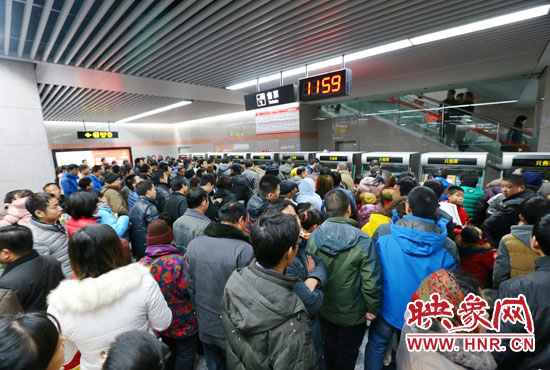 地鐵開(kāi)通首日，上午十一點(diǎn)五十九分，紫荊山地鐵站售票機(jī)前擠滿了買票的市民。