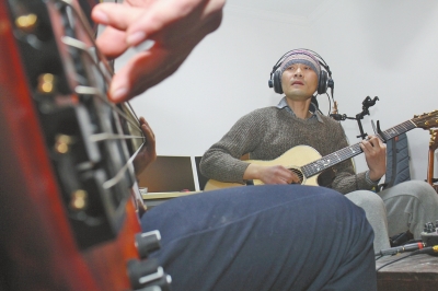 抱著吉他撥弄琴弦，子芙唱著自己的音樂。