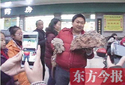 信陽(yáng)小伙兒撿到兩公斤重"靈芝"類(lèi)似菌 稱(chēng)需買(mǎi)主拿房換