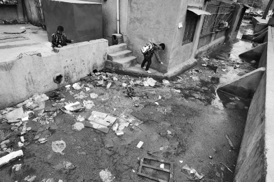 污水溝成了附近的孩子們放學(xué)后逗留的場(chǎng)所，十分令人擔(dān)憂。