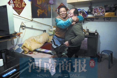 2015年1月15日，老鄰居抱起180斤重的高新海去坐三輪車，準(zhǔn)備出去轉(zhuǎn)轉(zhuǎn)