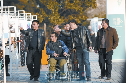 2009年9月15日，老鄰居們陪高新海游綠城廣場 井勇/供圖