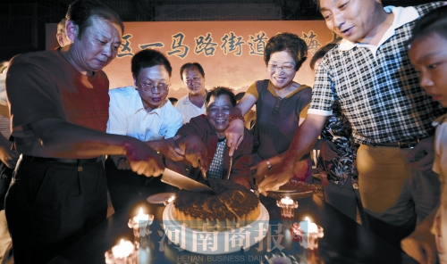 2008年9月14日，老鄰居們?yōu)楦咝潞Ｅe辦中秋賞月會 井勇/供圖