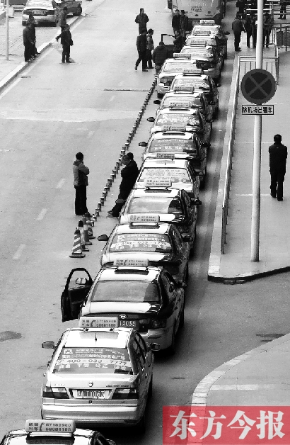 機(jī)場(chǎng)出租車(chē)等客區(qū)，停放的大部分都是藍(lán)色出租車(chē)