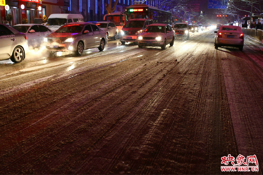 夜晚的雪路給出行的人們?cè)黾恿死щy。