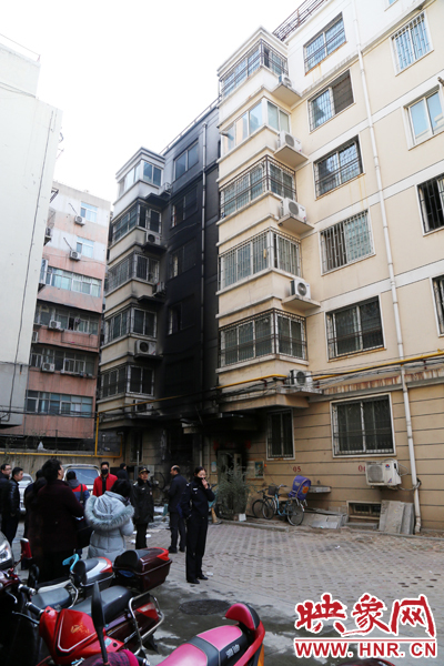 從一樓到六樓的外墻一片漆黑。