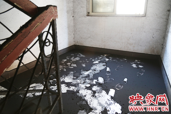 一樓到六樓的樓道內(nèi)都是黑色的煙塵。