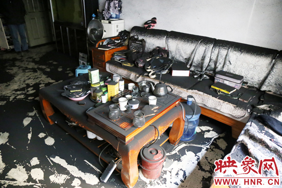 一樓住戶的家中到處都是黑煙灰兒，無法居住。