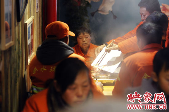 鄭州黃河路衛(wèi)生路附近一家火鍋店，宴請130名環(huán)衛(wèi)工人吃火鍋。