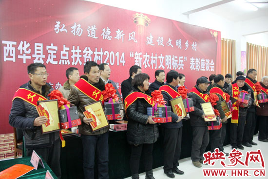 活動現(xiàn)場，領(lǐng)導(dǎo)們向獲得“文明好家庭”、“文明好孝賢”、“文明好青年”、“文明好媳婦”、“文明好學(xué)生”