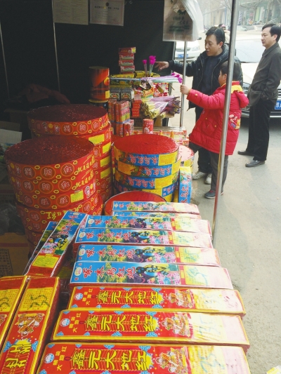 一家鞭炮攤兒前，只有少數(shù)人駐足購買。