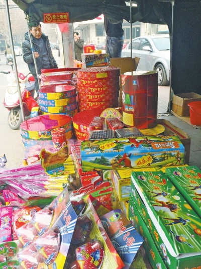　鞭炮攤兒主售賣的煙花爆竹種類齊全。