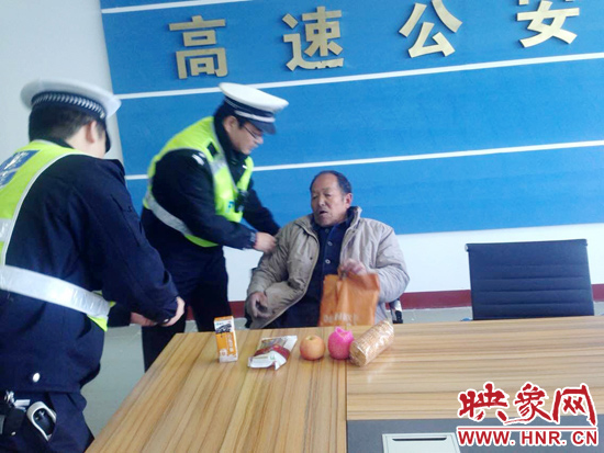 民警將老人帶回駐地。