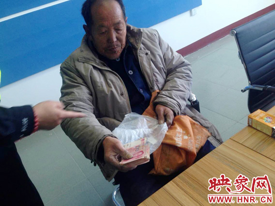 在把老人帶回駐地后，老人竟又從身上掏出幾千元現(xiàn)金要塞給民警。