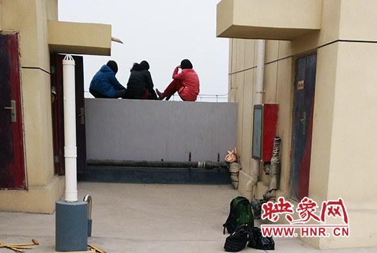 三人在樓頂始終不肯下來。