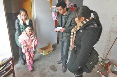 妞妞媽媽在出租屋內(nèi)帶她進行鍛煉