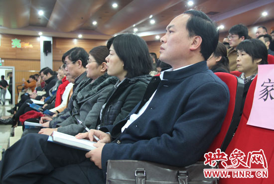 認真聽取招生政策的學生家長。