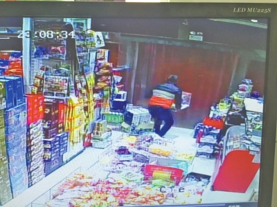 監(jiān)控中顯示，當時竊賊抱起募捐箱就跑。