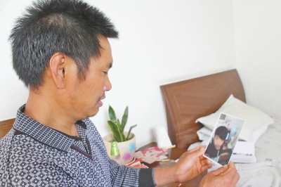 46歲的山村農(nóng)民祁振崗在失去兒子的同時，又陷入了“沒錢帶兒子回家”的揪心之痛中。