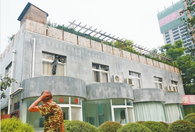 一樓是公廁，綠化后的樓頂開了個露天燒烤攤