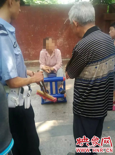 老太當(dāng)時坐在健身器材上做仰臥起坐，說環(huán)衛(wèi)工人影響她鍛煉身體了，便開始謾罵環(huán)衛(wèi)工人。