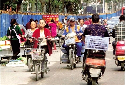 不到百米路上70多個小販占道叫賣 不到百米路上70多個小販占道叫賣