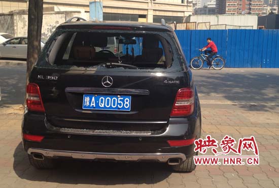 奔馳車夜停路邊被砸，損失萬元以上
