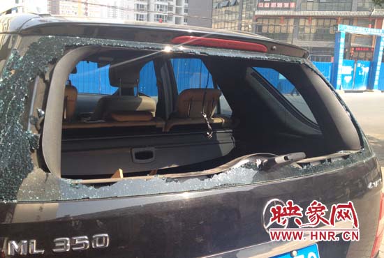 奔馳車夜停路邊被砸，損失萬元以上