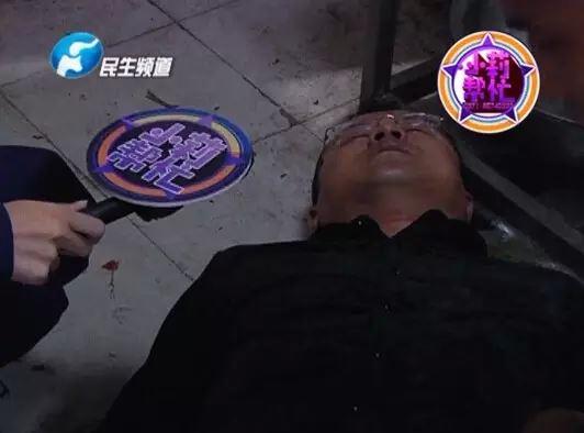 老板竟突然在廚房?jī)?nèi)割腕自殺!發(fā)現(xiàn)意外情況后，小莉趕緊對(duì)傷者進(jìn)行包扎，并撥打了120急救電話。