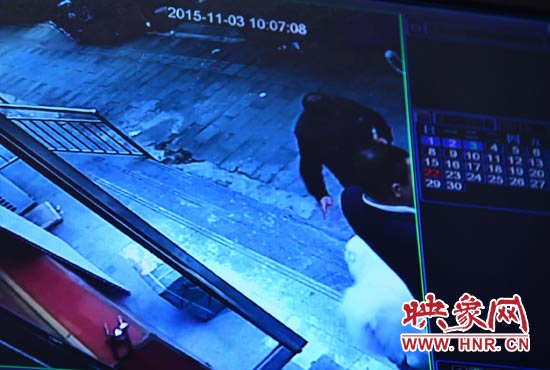 監(jiān)控錄像顯示，男子走向皮皮，將其拐走。