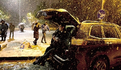 彈琴彈到手指都沒知覺了，還在一首又一首地唱。