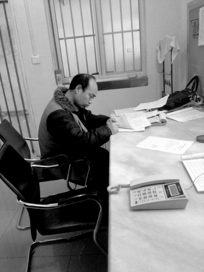 侯見志在看守所中簽署上訴書。律師供圖