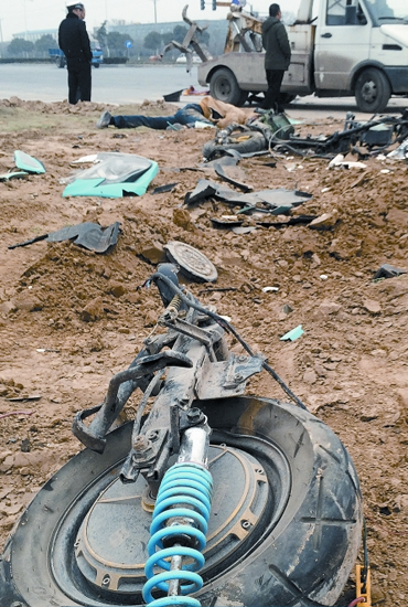 現(xiàn)場(chǎng)散落大量電動(dòng)車碎片，車輪已完全脫離車體，可見(jiàn)當(dāng)時(shí)車禍的慘烈程度